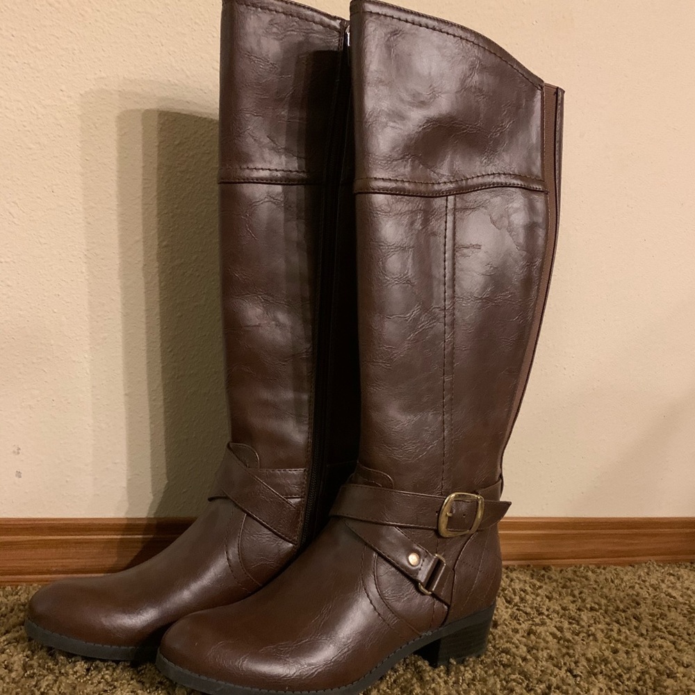 UNISA brown boots.
